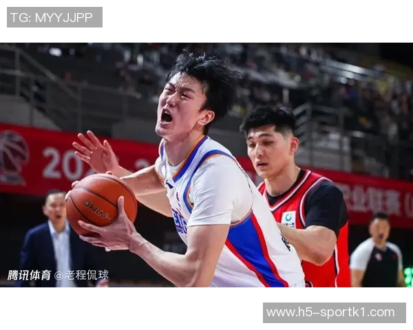 赖俊豪因头撞广告牌伤退媒体人呼吁取消场边广告牌保护运动员安全 赖俊豪因头撞广告牌伤退媒体人呼吁取消场边广告牌保护运动员安全